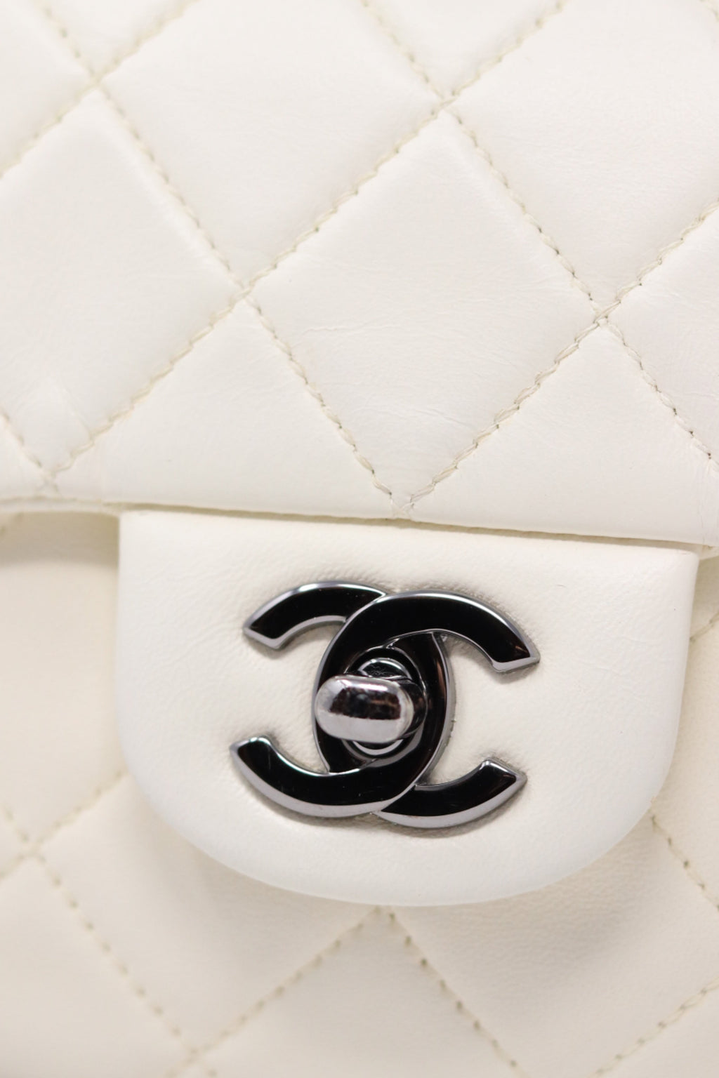 Pre-Owned CHANEL 2013-2014 White Lambskin/Calfskin Hula Hoop Bag