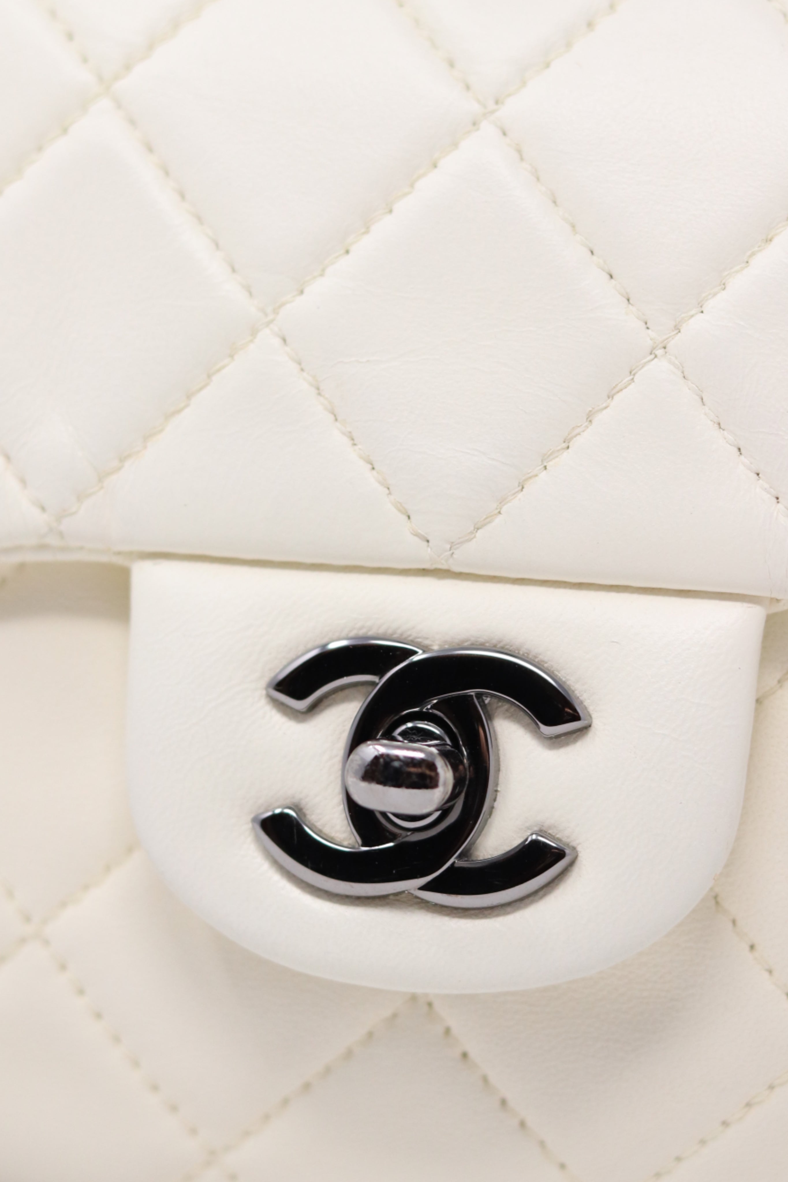 Pre-Owned CHANEL 2013-2014 White Lambskin/Calfskin Hula Hoop Bag